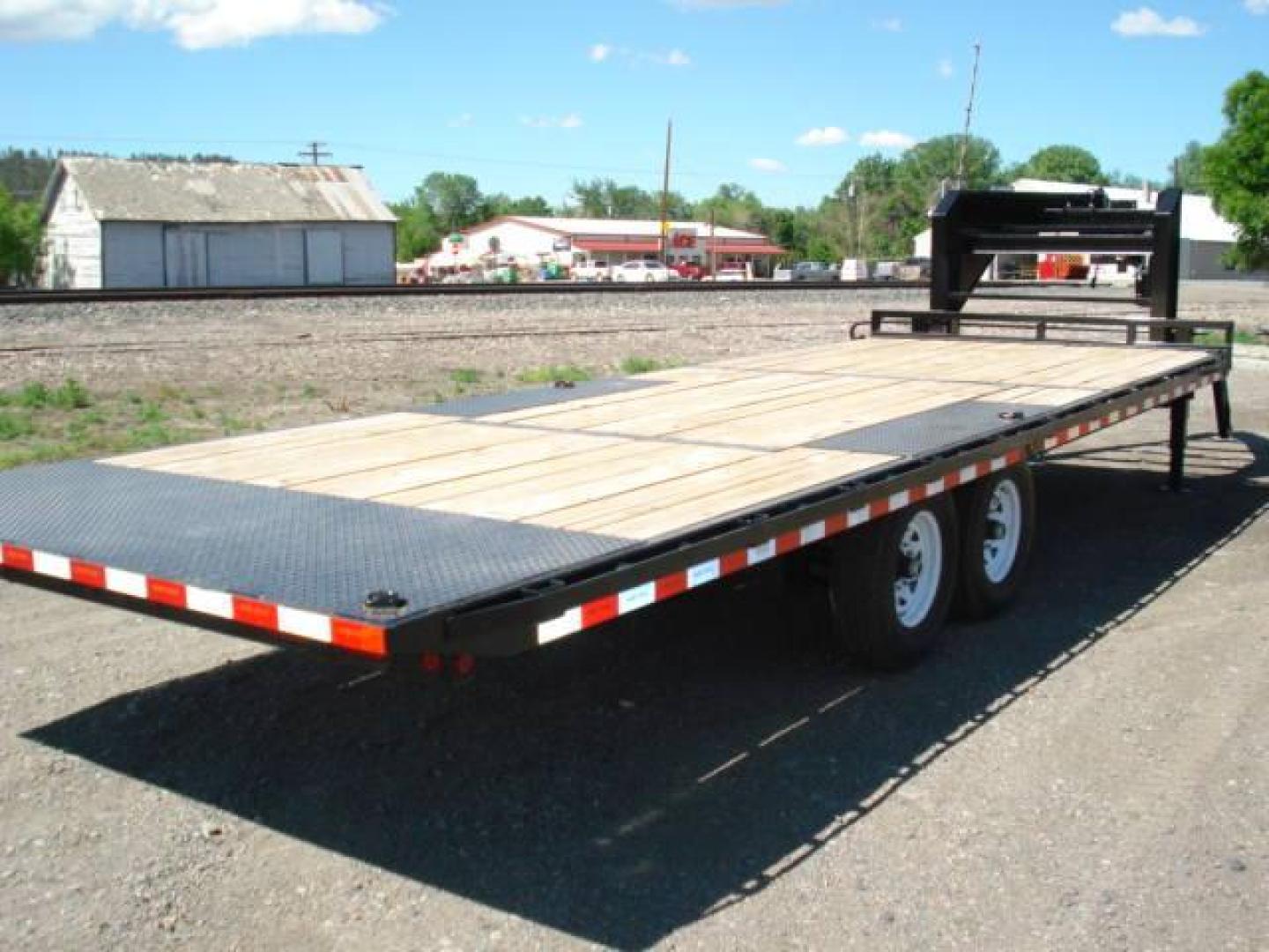 2020 Black SureTrac 81/2 x 24 GN Deckover Power Tilt , located at 310 West 1st Ave, Big Timber, MT, 59011, (406) 860-8510, 45.833511, -109.957809 - Photo#1