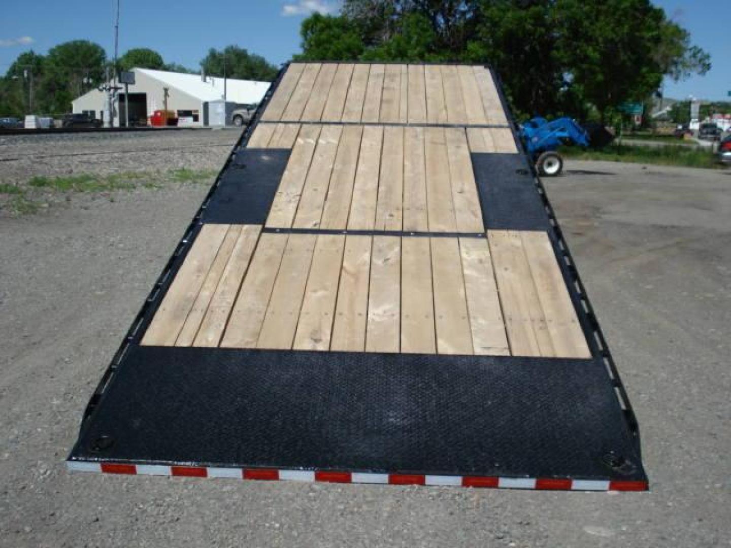 2020 Black SureTrac 81/2 x 24 GN Deckover Power Tilt , located at 310 West 1st Ave, Big Timber, MT, 59011, (406) 860-8510, 45.833511, -109.957809 - Photo#6